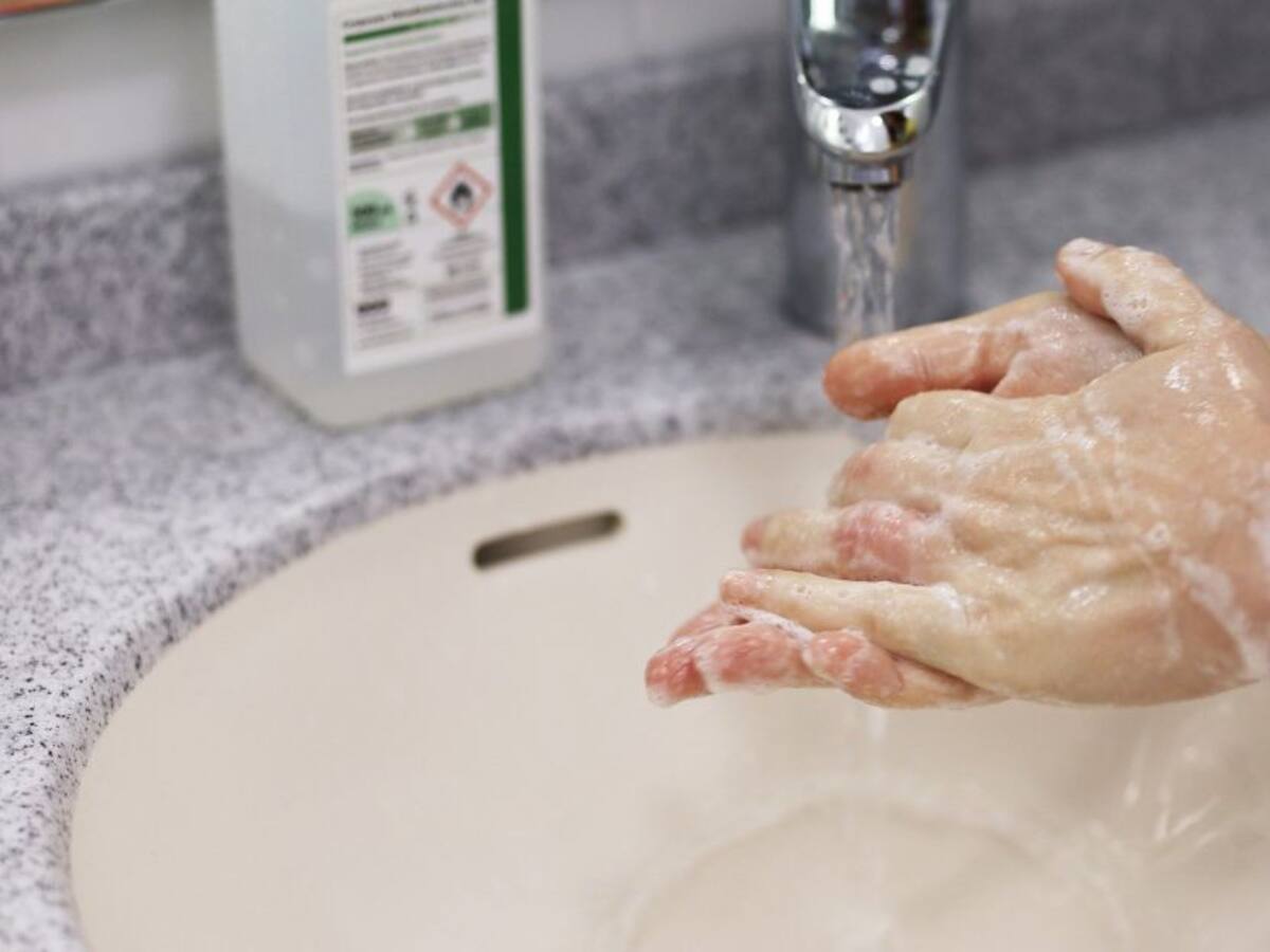 Lavado de manos y uso de antibacterial afecta a pacientes con dermatitis