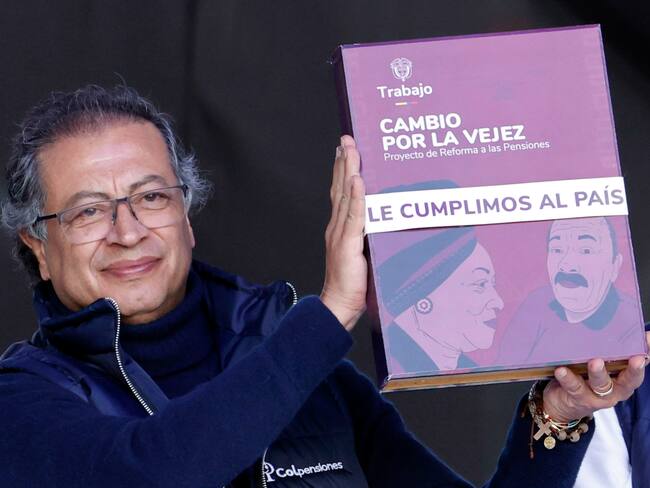 El presidente de Colombia, Gustavo Petro, presenta el documento de la reforma pensional, con la firma presidencial, este martes a la Plaza de Bolívar, en Bogotá (Colombia). EFE/ Mauricio Dueñas Castañeda