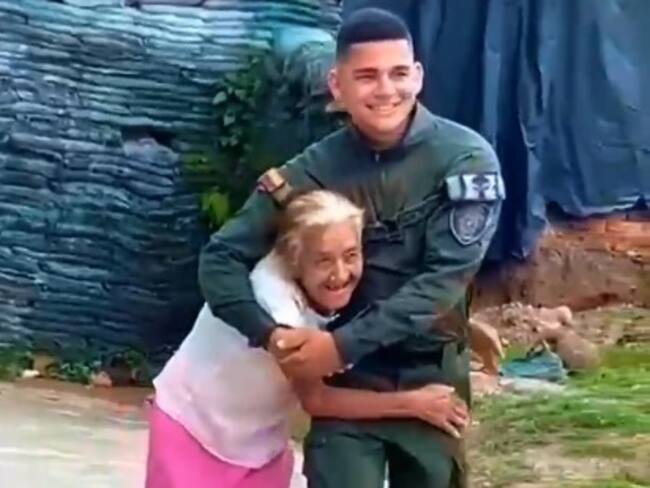 “Me recuerda a mi abuela y a mi madre”: policía protagonizó emotivo video con una abuelita en Cauca