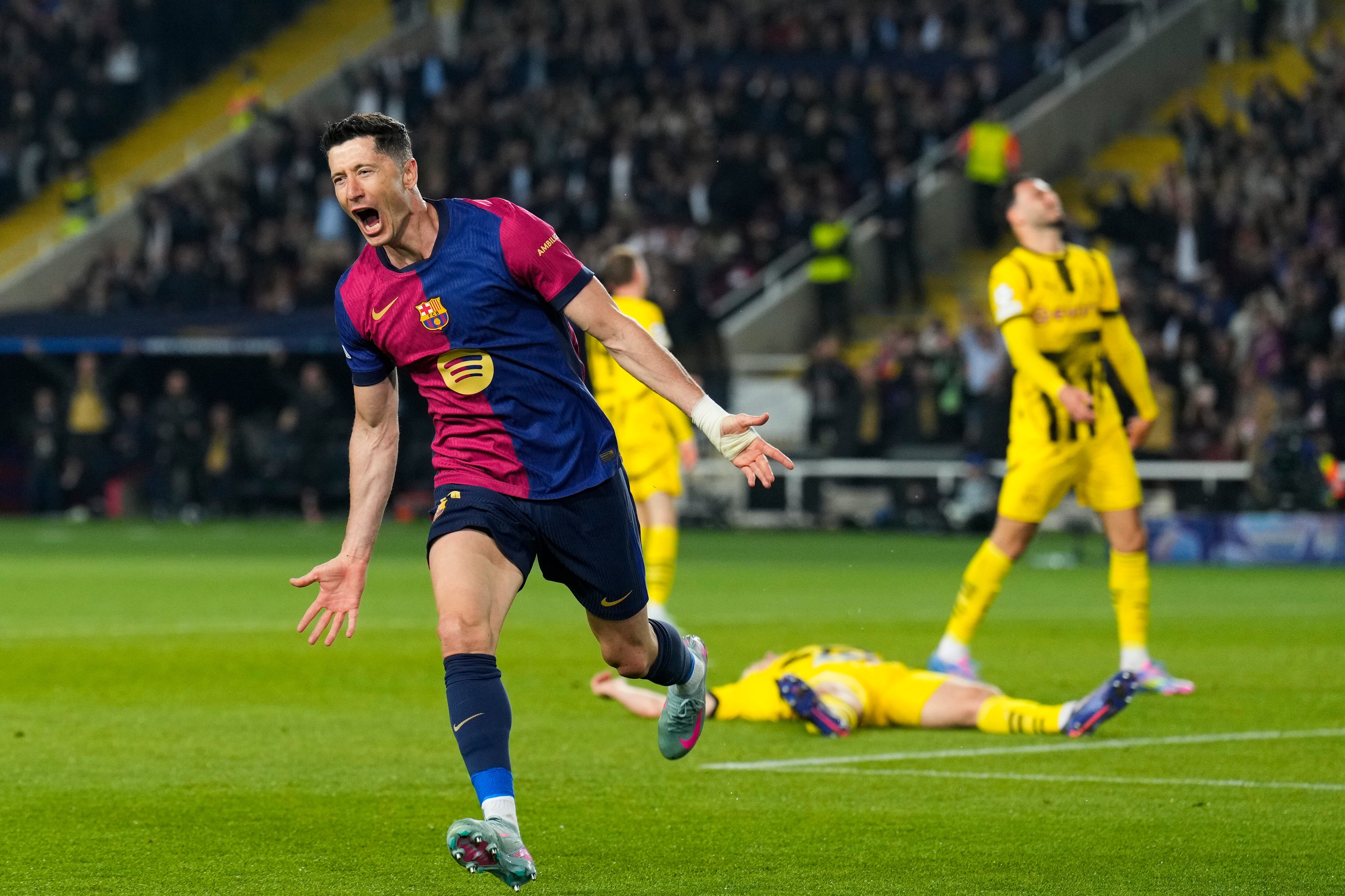 BARCELONA, 09/04/2025.- El delantero del Barcelona Robert Lewandowski celebra tras marcar el tercer gol ante el Dortmund, durante el partido de ida de cuartos de final de la Liga de Campeones que FC Barcelona y Borussia Dortmund disputan este miércoles en el Estadio Olímpico Lluis Companys. EFE/Alejandro García