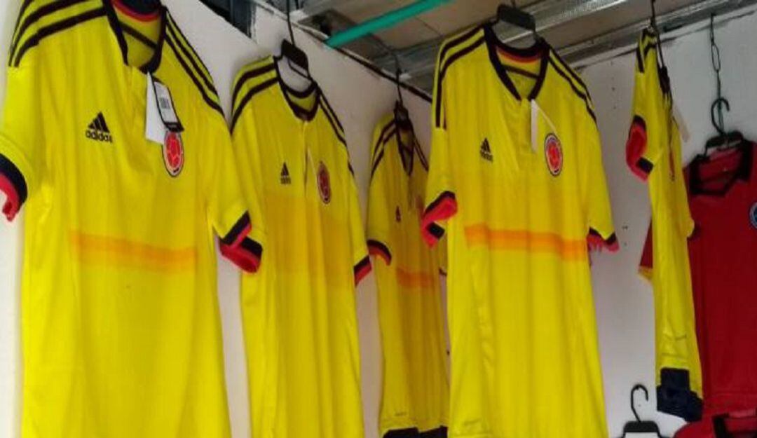 Ventas de camisetas para el partido de Colombia.