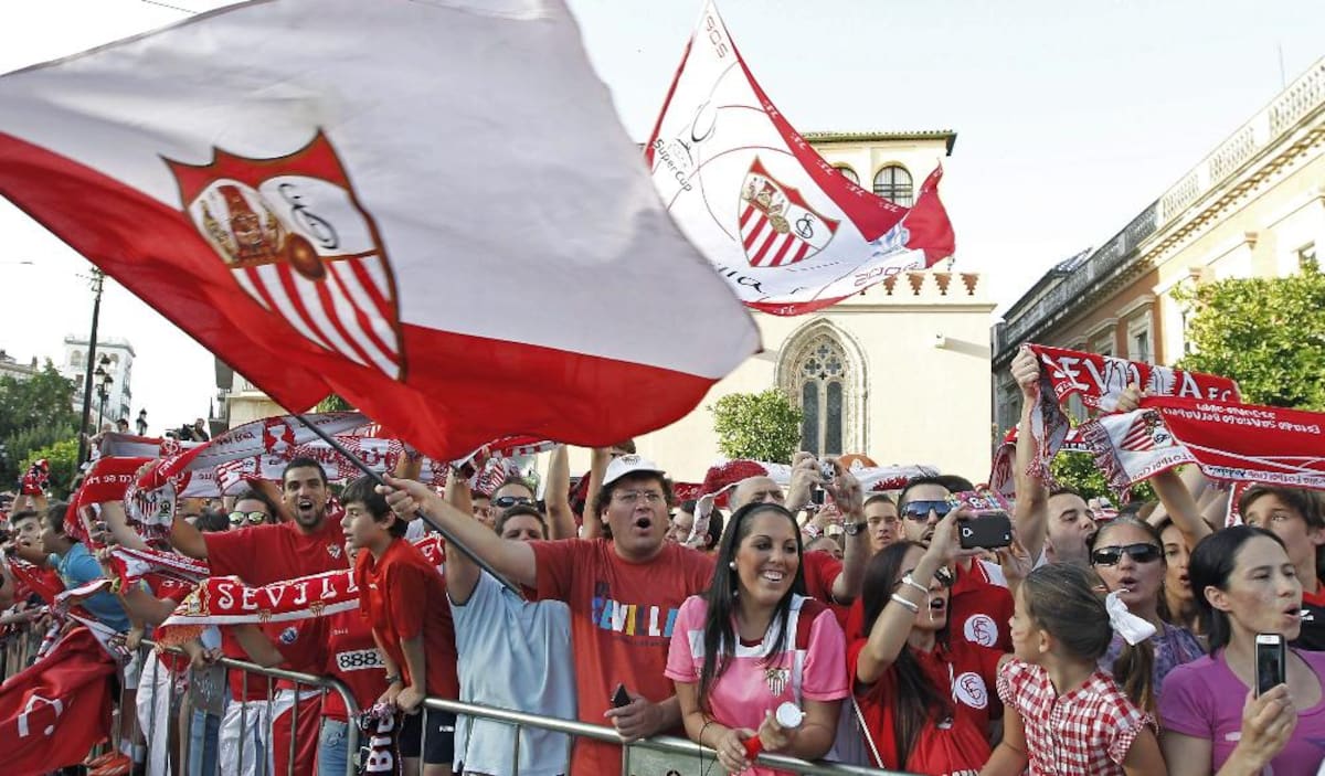 Sevilla, con el colombiano Carlos Bacca, que derrotó al Benfica y se coronó campeón de Europa por tercera vez, llegó a su ciudad y prendió la celebración con sus hinchas.