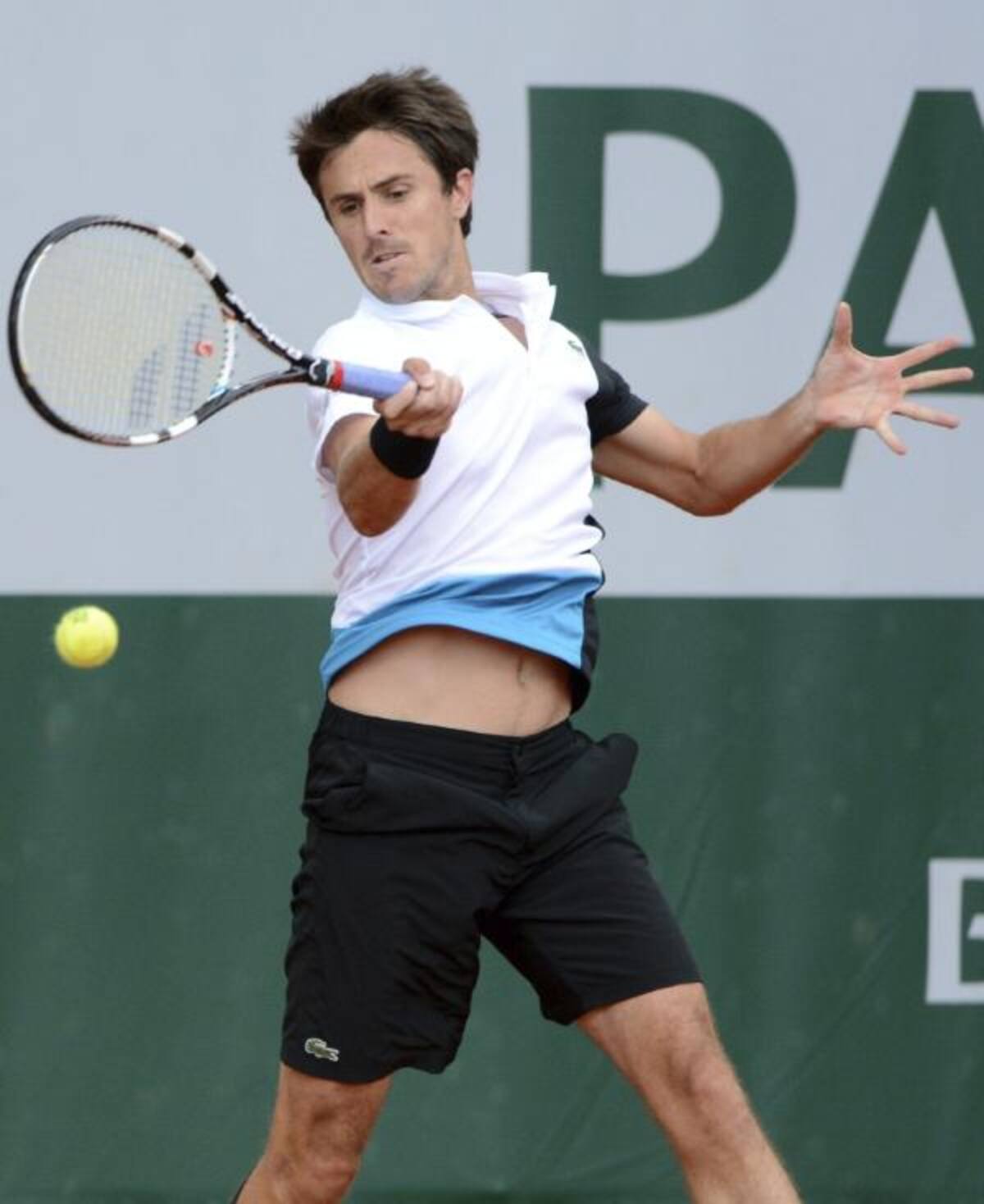 El tenista francés Edouard- Roger-Vasselin devuelve la bola durante el partido de segunda ronda del torneo de Roland Garros que disputó contra el español Nicolás Almagro en París, Francia, hoy, miércoles 29 de mayo de 2013 Foto: efe