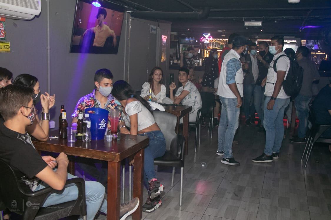 Dentro de las prohibiciones se tiene la venta ilegal de pirotecnia.