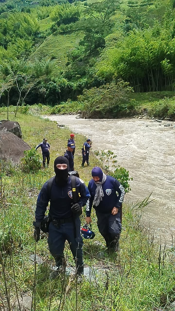 Los integrantes de los bomberos de Fresno buscando al hombre cerca al río Guarinó. Foto: Cuerpo de Bomberos de Fresno, Tolima.