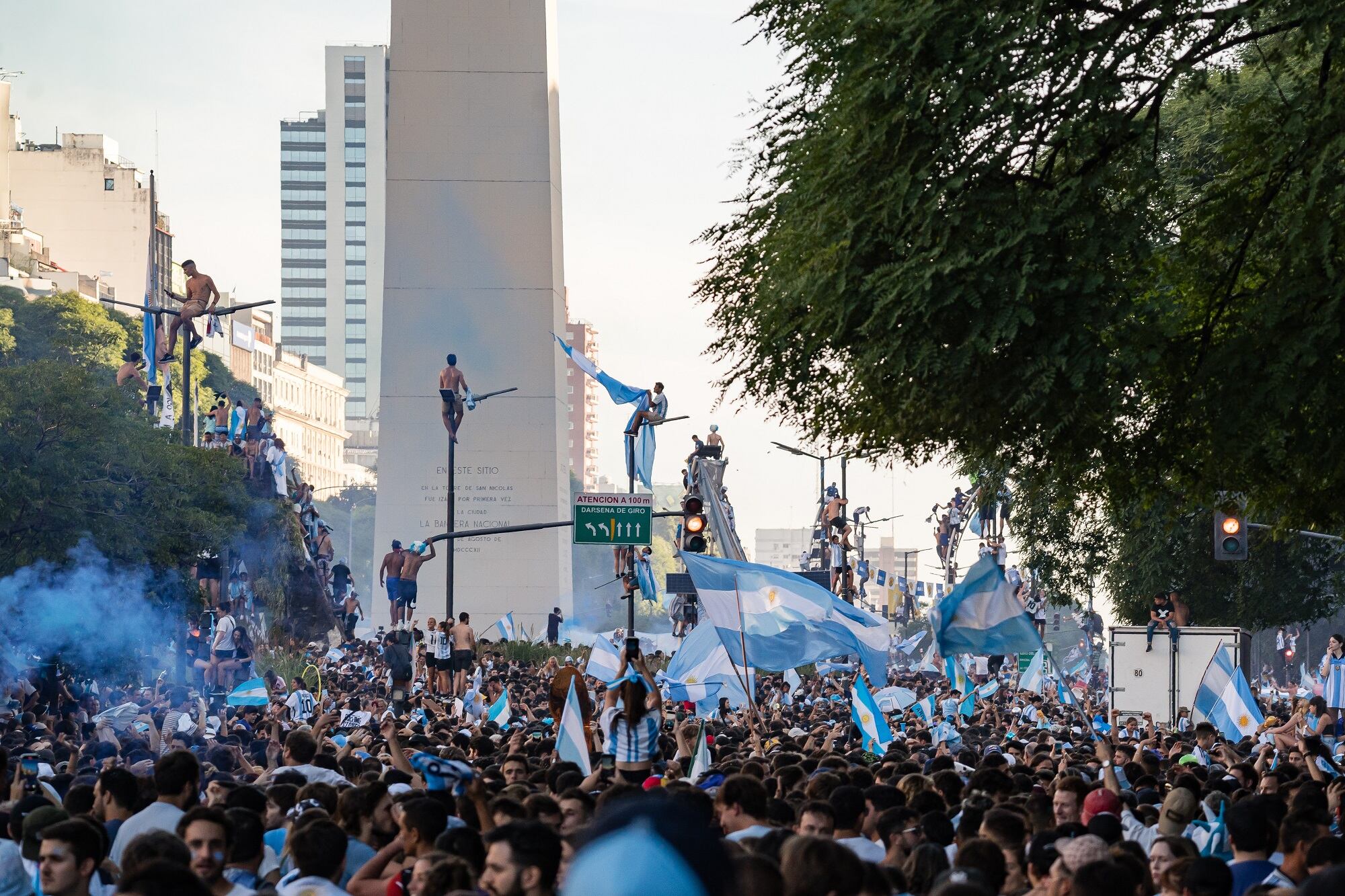 Hinchas argentinos celebrando en Buenos Aires. (Photo by Diego Radames/Anadolu Agency via Getty Images)