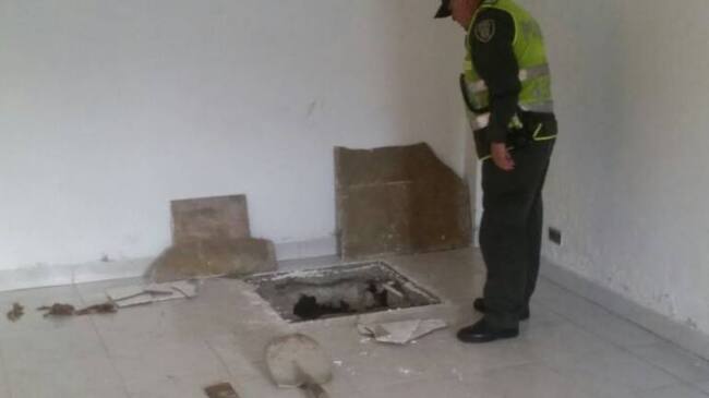 Este es el hueco que hicieron los delincuentes para saquear el cajero de Bancolombia en Malteria.