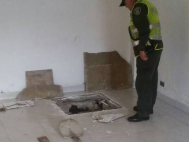 Este es el hueco que hicieron los delincuentes para saquear el cajero de Bancolombia en Malteria.