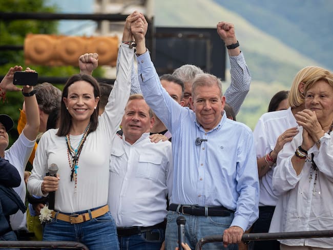 Líder opositora venezolana María Corina Machado (i) con el candidato a la presidencia de Venezuela Edmundo Gonzále. EFE/ Ronald Peña R. ARCHIVO