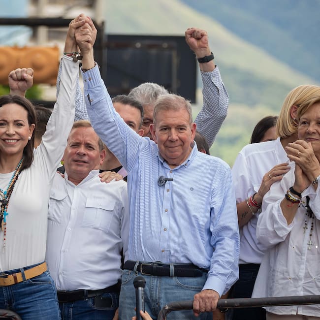 AME9842. CARACAS (VENEZUELA), 12/08/2024.- Fotografía de archivo del 30 de julio del 2024 donde se observa a la líder opositora venezolana María Corina Machado (i) con el candidato a la presidencia de Venezuela Edmundo González, en una manifestación en Caracas (Venezuela). Machado está convencida de que Edmundo González Urrutia tomará juramento como nuevo jefe de Estado el 10 de enero de 2025, cuando comienza el nuevo período de Gobierno, pese a la proclamación de Nicolás Maduro como ganador de las elecciones del 28 de julio, un triunfo cuestionado dentro y fuera del país. EFE/ Ronald Peña R. ARCHIVO