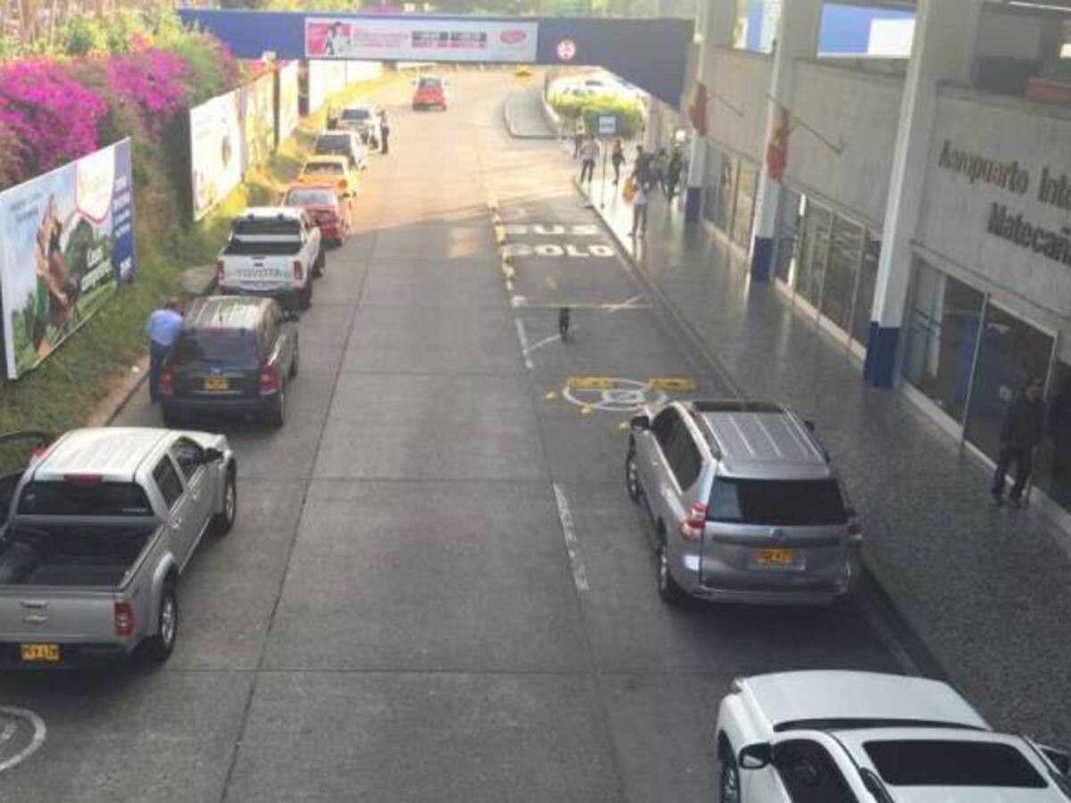 Los taxistas del aeropuerto piden mejores espacios para el estacionamiento