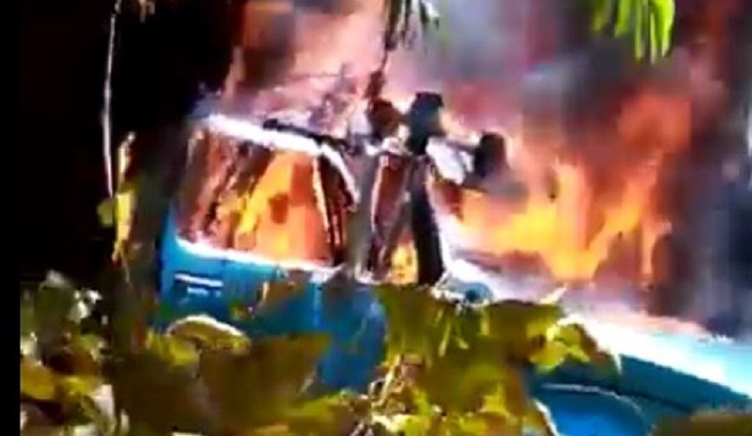 Uno de los camiones incinerados