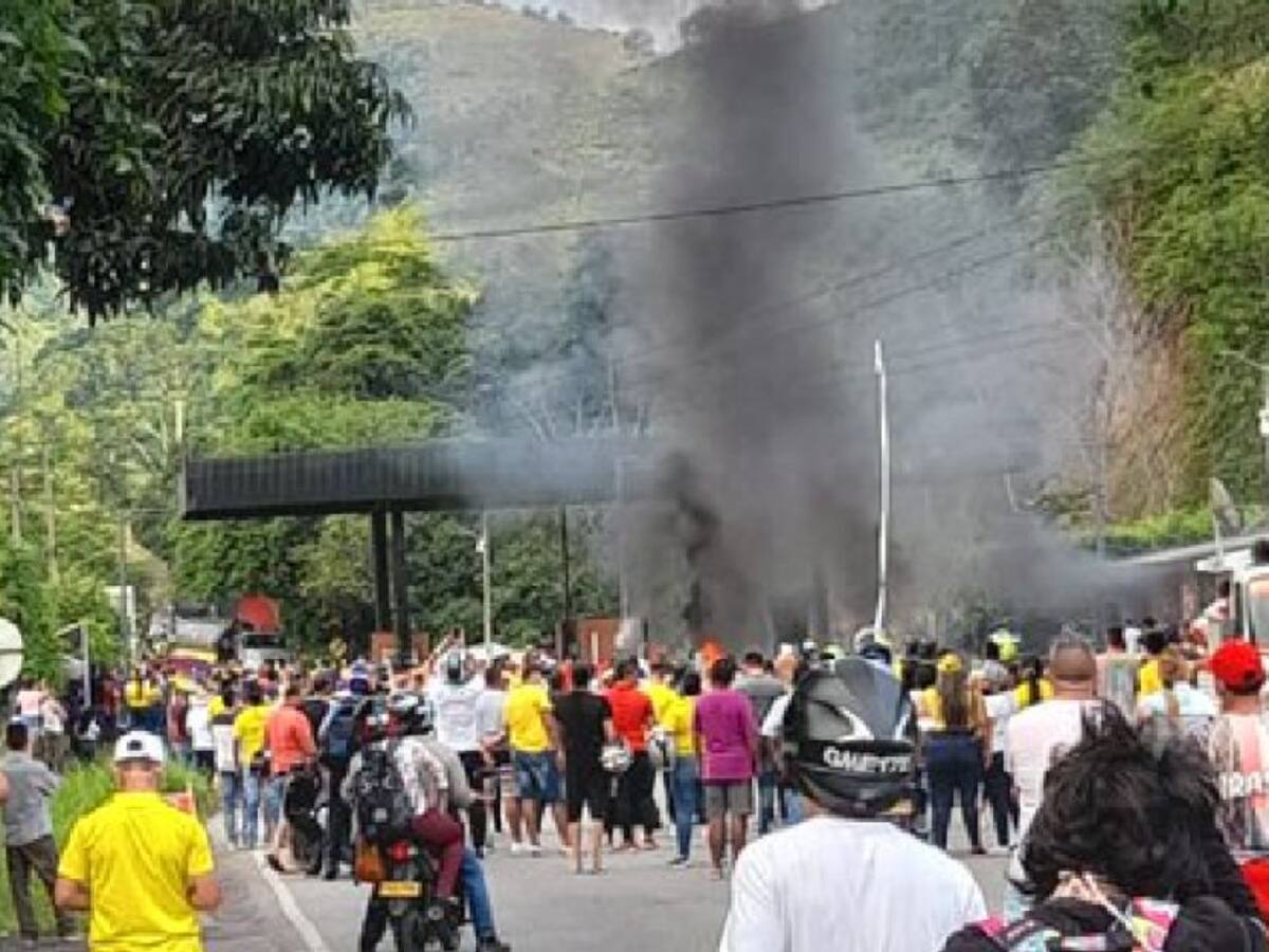 Incineran peaje de Rionegro en protesta