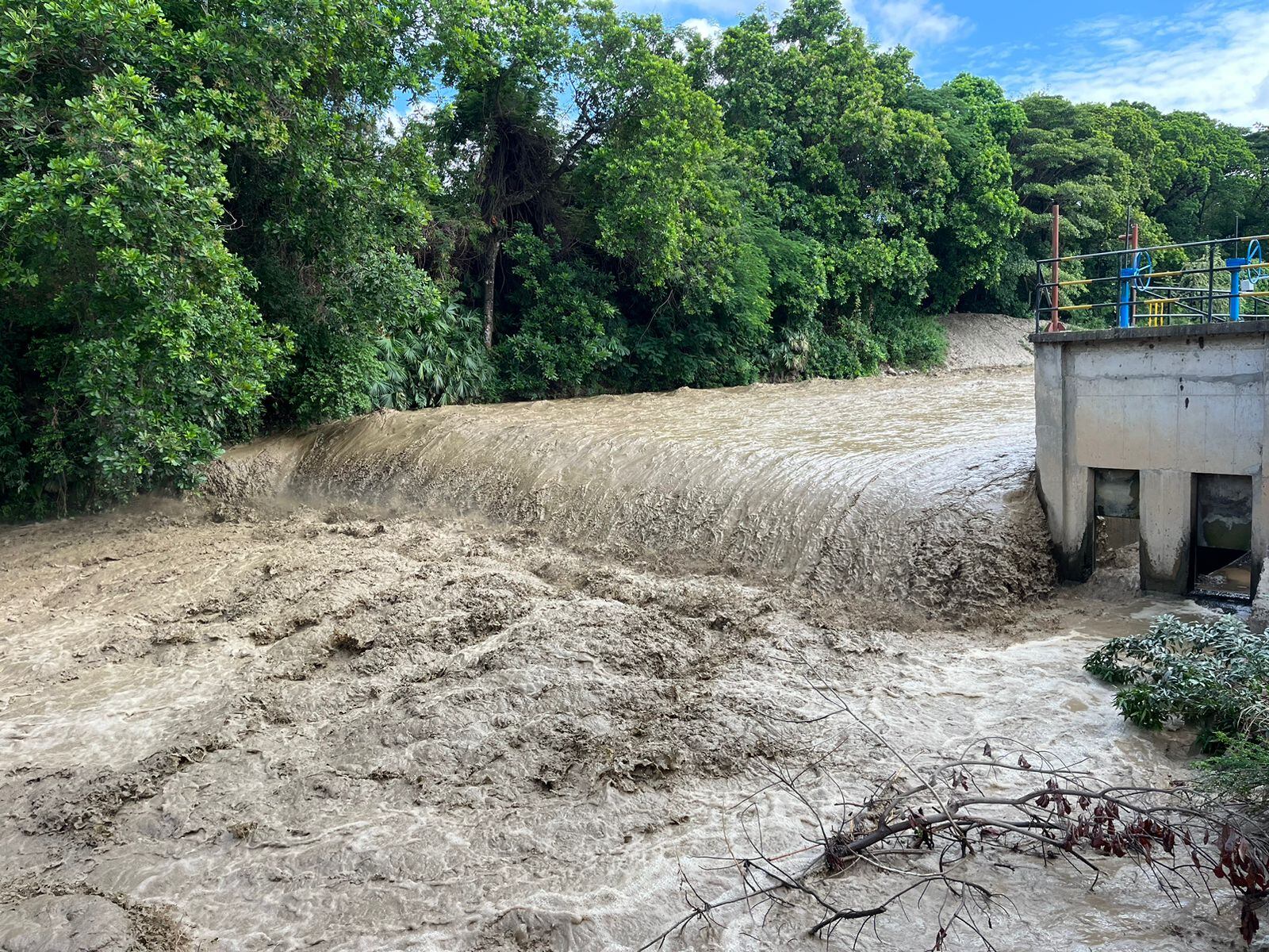 La creciente y palizada, ha llevado al cierre temporal de las Bocatomas. Foto Ceibas EPN Neiva.