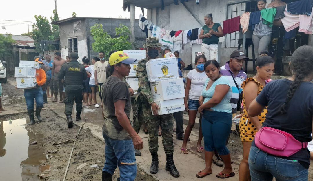 Ejército asiste a damnificados por emergencia invernal en Guaranda, Sucre 