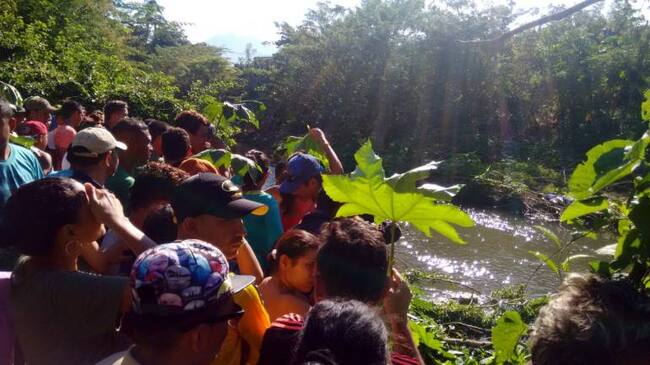 Los residentes del sector de Garagoa hallaron los cuerpos sin vida de las tres mujeres a orillas del río Manzanares. Fotografía Caracol Radio Santa Marta.