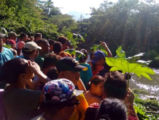 Los residentes del sector de Garagoa hallaron los cuerpos sin vida de las tres mujeres a orillas del río Manzanares. Fotografía Caracol Radio Santa Marta.