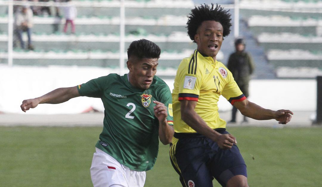 Erwin Saavedra y Juan Guillermo Cuadrado en el último partido entre Bolivia y Colombia en La Paz