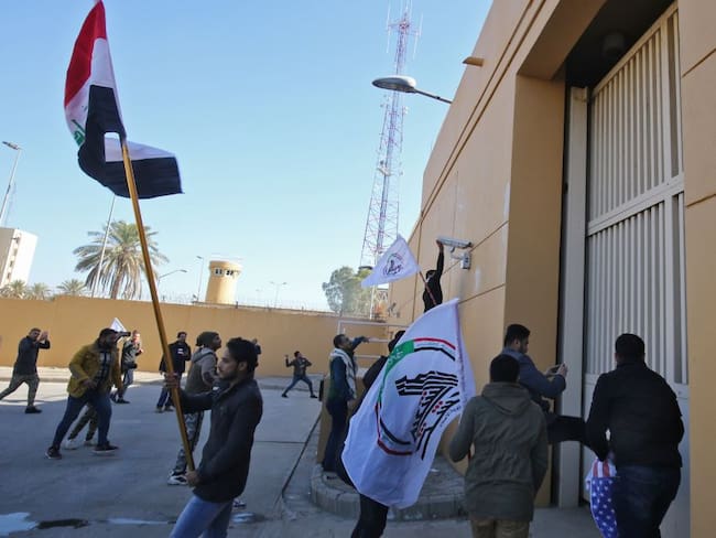 Manifestantes irrumpen en recinto de la embajada de EE.UU. en Bagdad