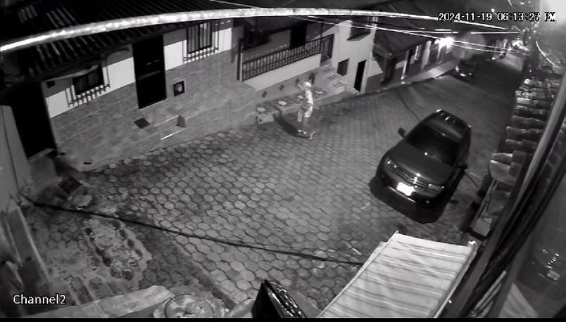 Momento en el que un hombre lanza el explosivo a la casa del alcalde del Carmen de Arato