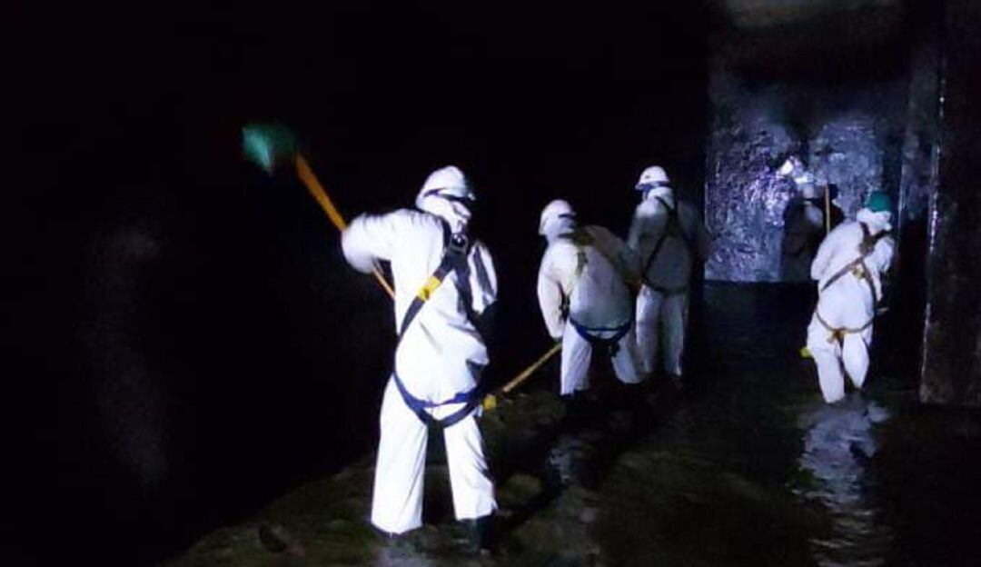 Un grupo de operarios realizará el lavado de los tanques. 