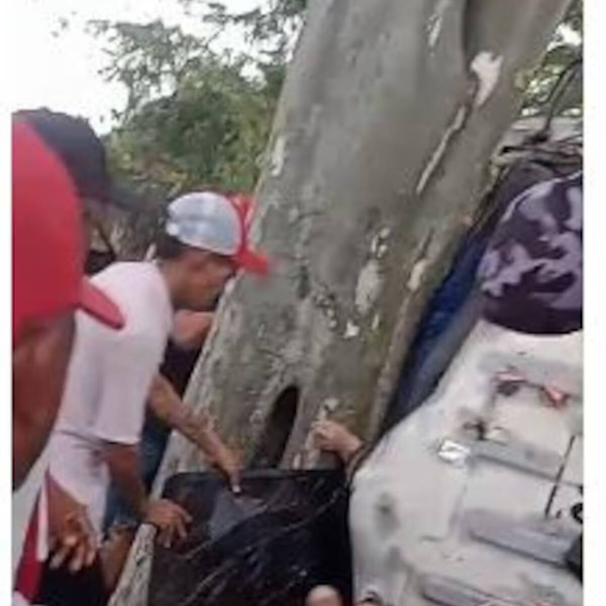 Tres heridos tras violento choque de camión contra un árbol en Bolívar