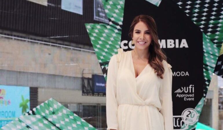 Manuela Estévez, la periodista que presentó noticias en vivo calva después de una quimioterapia.