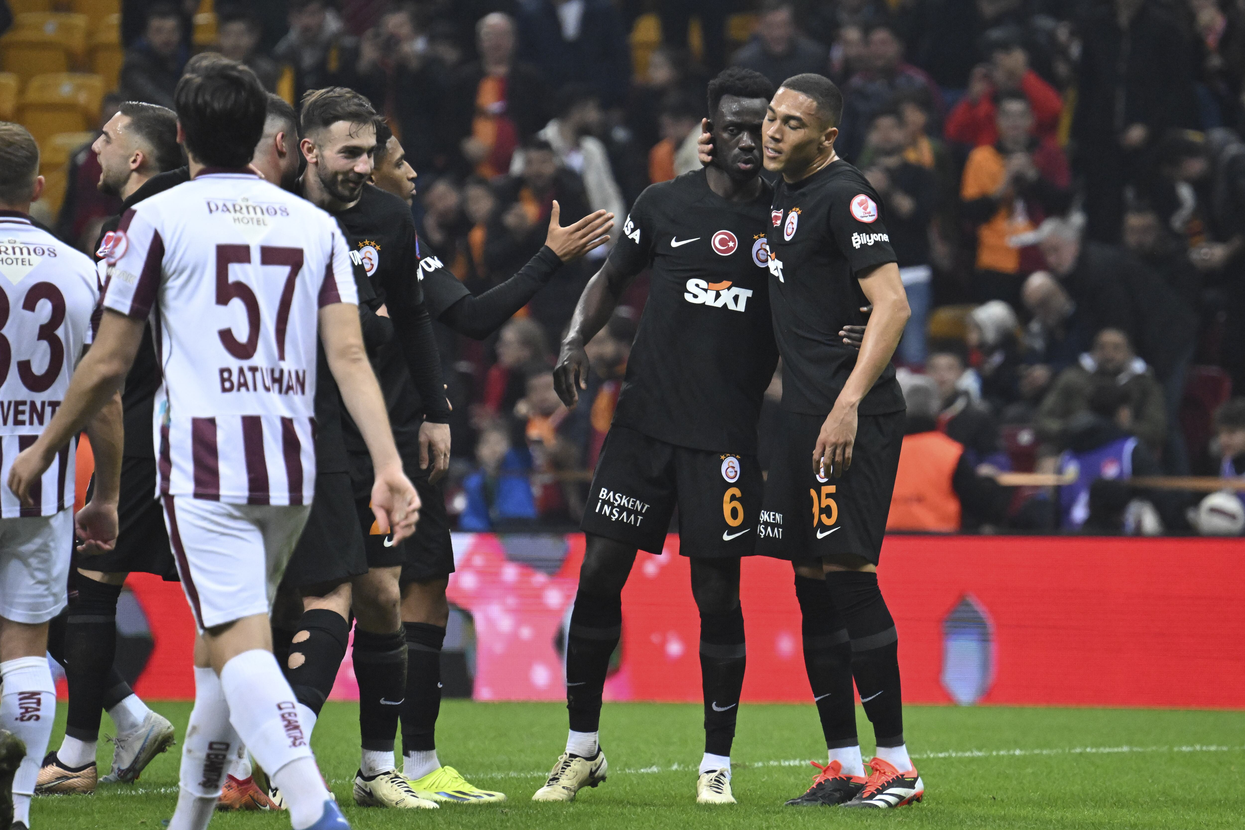 Dávinson Sánchez anotó un nuevo gol del Galatasaray. (Photo by Arif Hudaverdi Yaman/Anadolu via Getty Images)