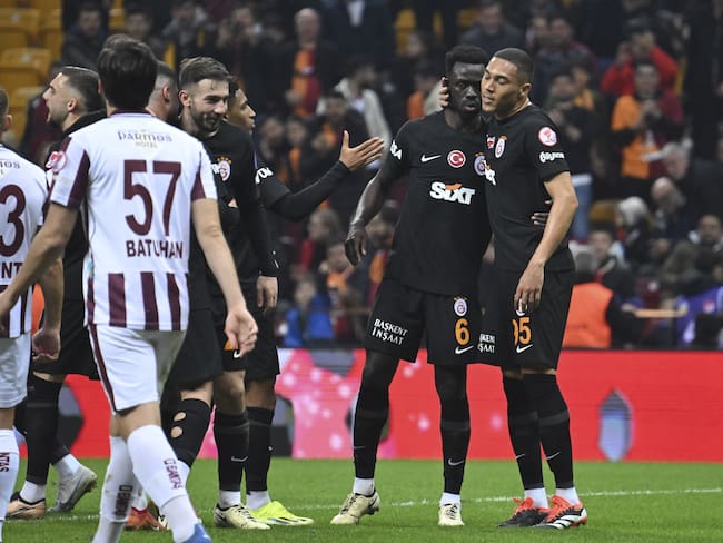 Dávinson Sánchez anotó un nuevo gol del Galatasaray. (Photo by Arif Hudaverdi Yaman/Anadolu via Getty Images)