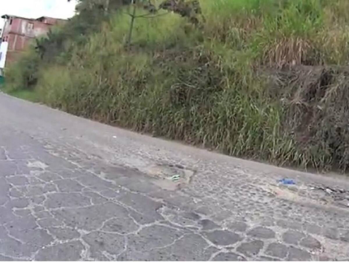 VIDEO: Llena de huecos la vía a Morrorico