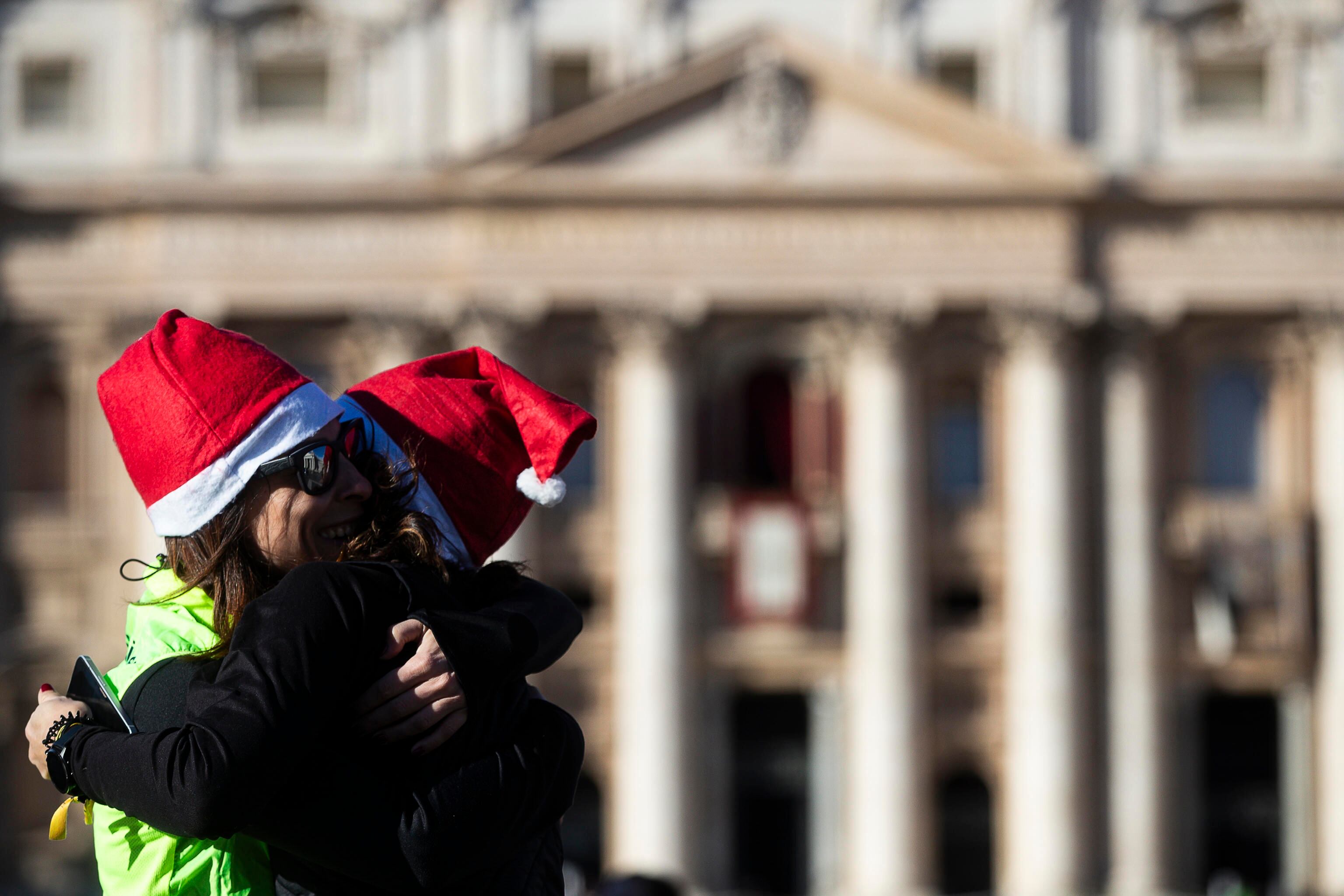 FOTODELDÍA CIUDAD DEL VATICANO, 25/12/2024.- Unas mujeres se abrazan en la plaza de San Pedro del Vaticano este miércoles durante el mensaje de Navidad del Papa, quien ha pedido que callen las armas en Ucrania y que en Gaza "cese el fuego, que se liberen los rehenes y se ayude a la población extenuada por el hambre y la guerra". EFE/ Angelo Carconi