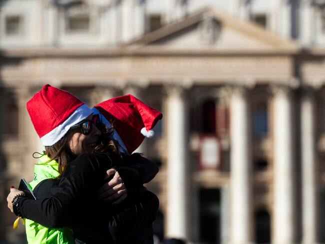 FOTODELDÍA CIUDAD DEL VATICANO, 25/12/2024.- Unas mujeres se abrazan en la plaza de San Pedro del Vaticano este miércoles durante el mensaje de Navidad del Papa, quien ha pedido que callen las armas en Ucrania y que en Gaza "cese el fuego, que se liberen los rehenes y se ayude a la población extenuada por el hambre y la guerra". EFE/ Angelo Carconi