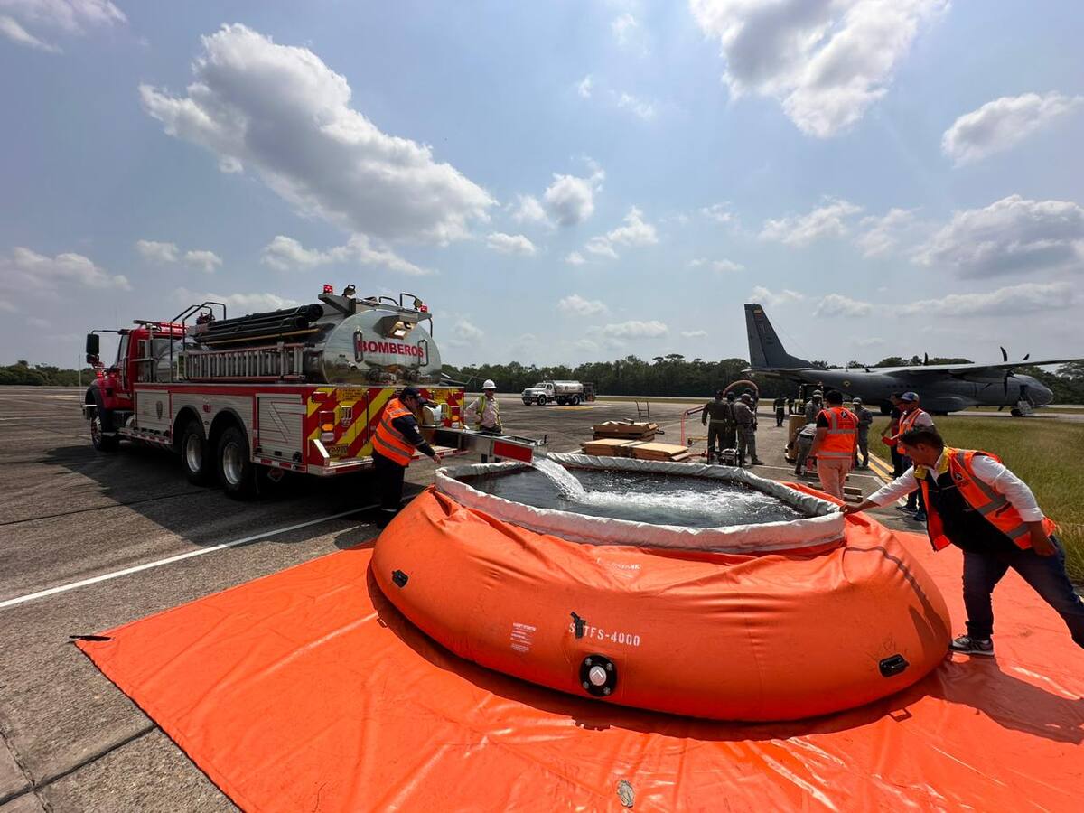 Con 130 hombres y 4 helicópteros intentan apagar incendio en Barrancabermeja