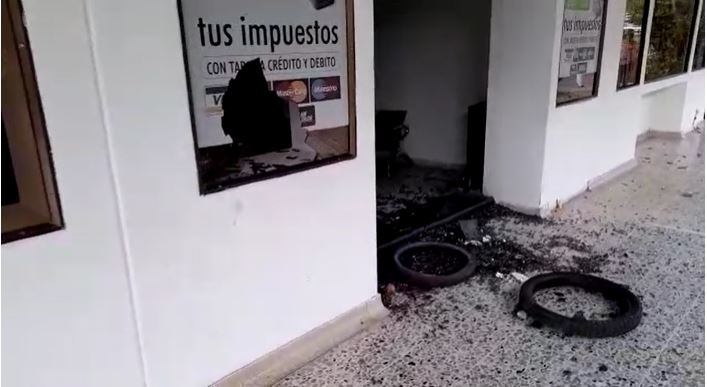 Alcaldía de Caucasia, incinerada durante el paro minero. Cortesía.