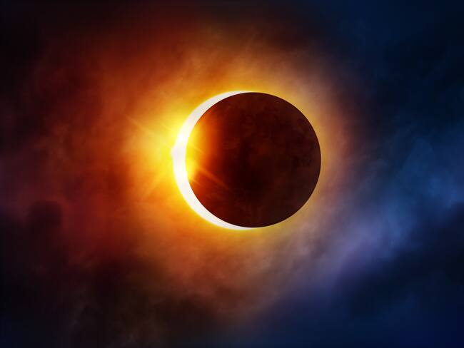 Eclipse solar (la luna moviéndose frente al sol) foto vía Getty Images.