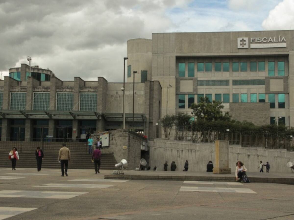 Fiscalía imputó cargos a su propio subdirector financiero