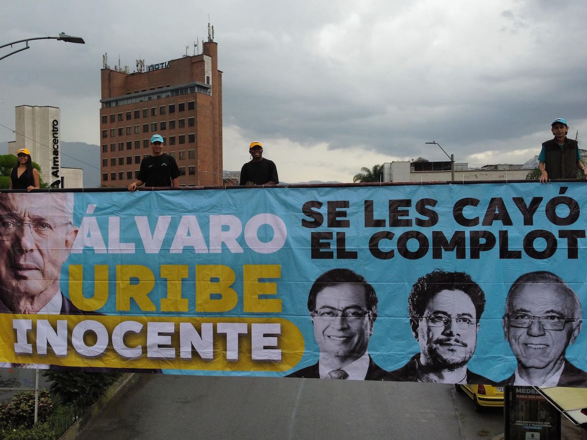 Presidente del Concejo de Medellín colocó valla defendiendo a Álvaro Uribe por su actual proceso