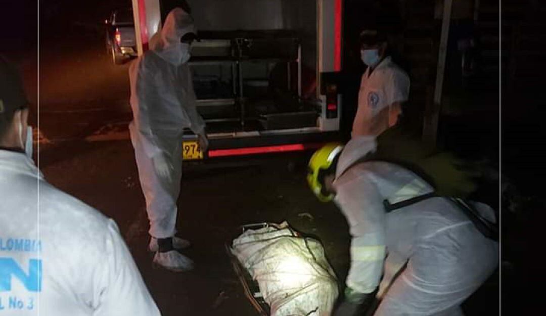 Traslado de uno de los cuerpos de los mineros a Medicina Legal