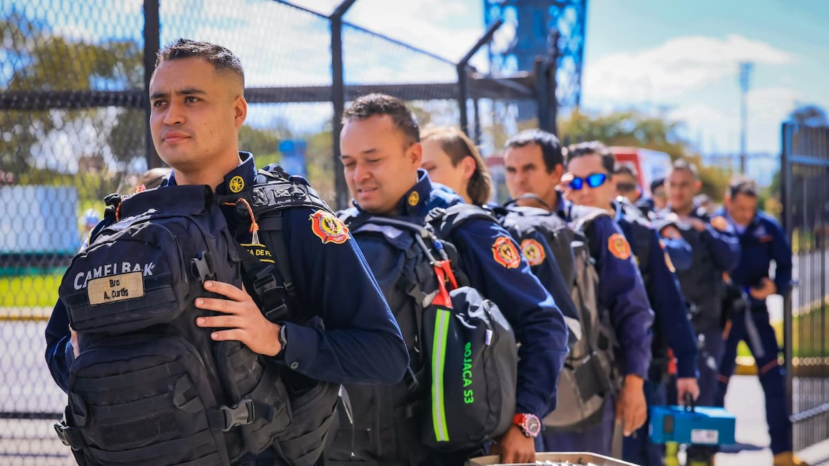 Bomberos Bogotá continúa labores de apoyo en Cali tras terremoto: alistan otro grupo para Pereira