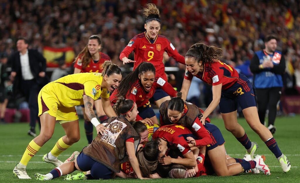 Futbolistas de España celebran el título mundial logrado en la Copa del Mundo d Australia y Nueva Zelanda (Photo by Cameron Spencer/Getty Images)