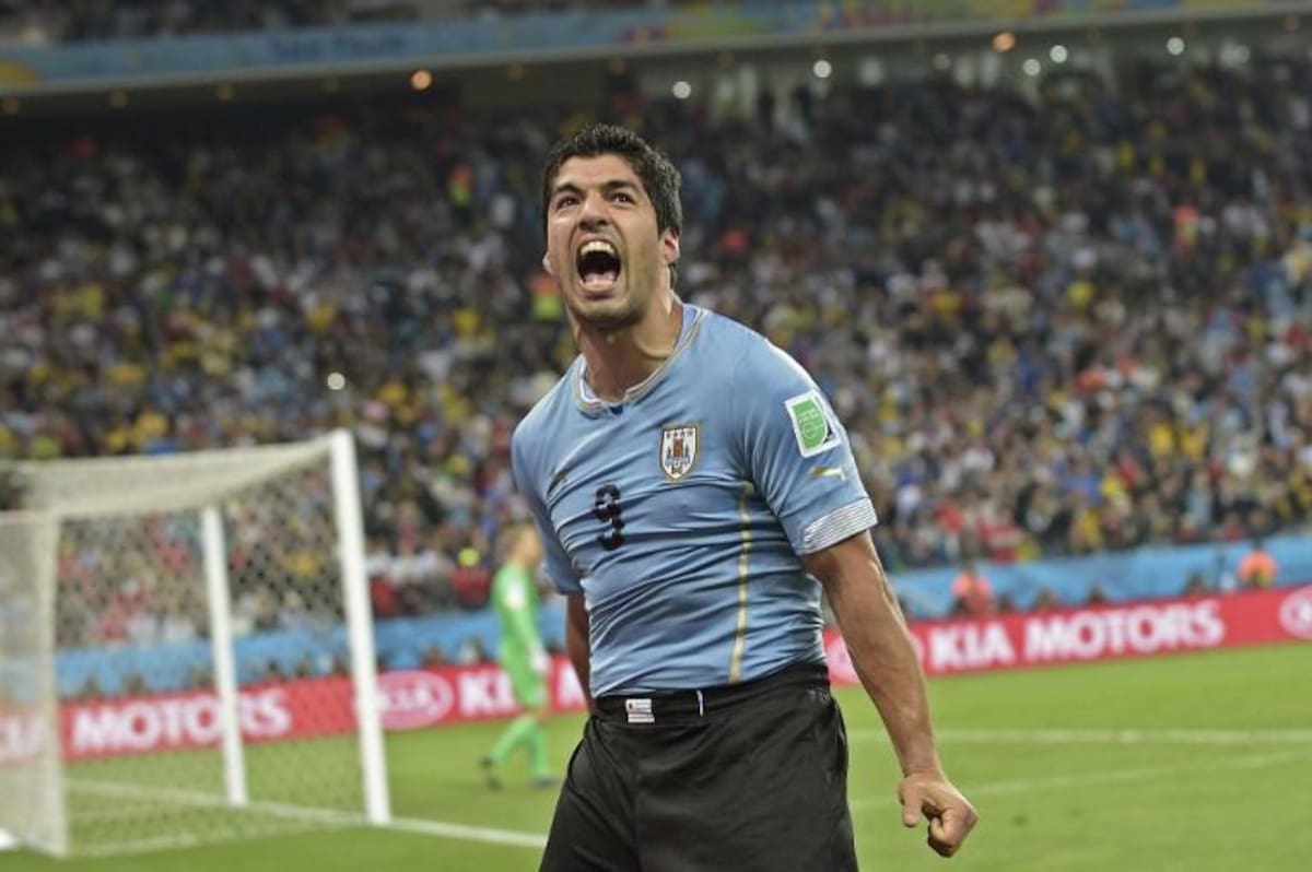 Los goles uruguayos los marcó Luis Suárez (2) mientras que Wayne Rooney anotó para los de Hodgson.