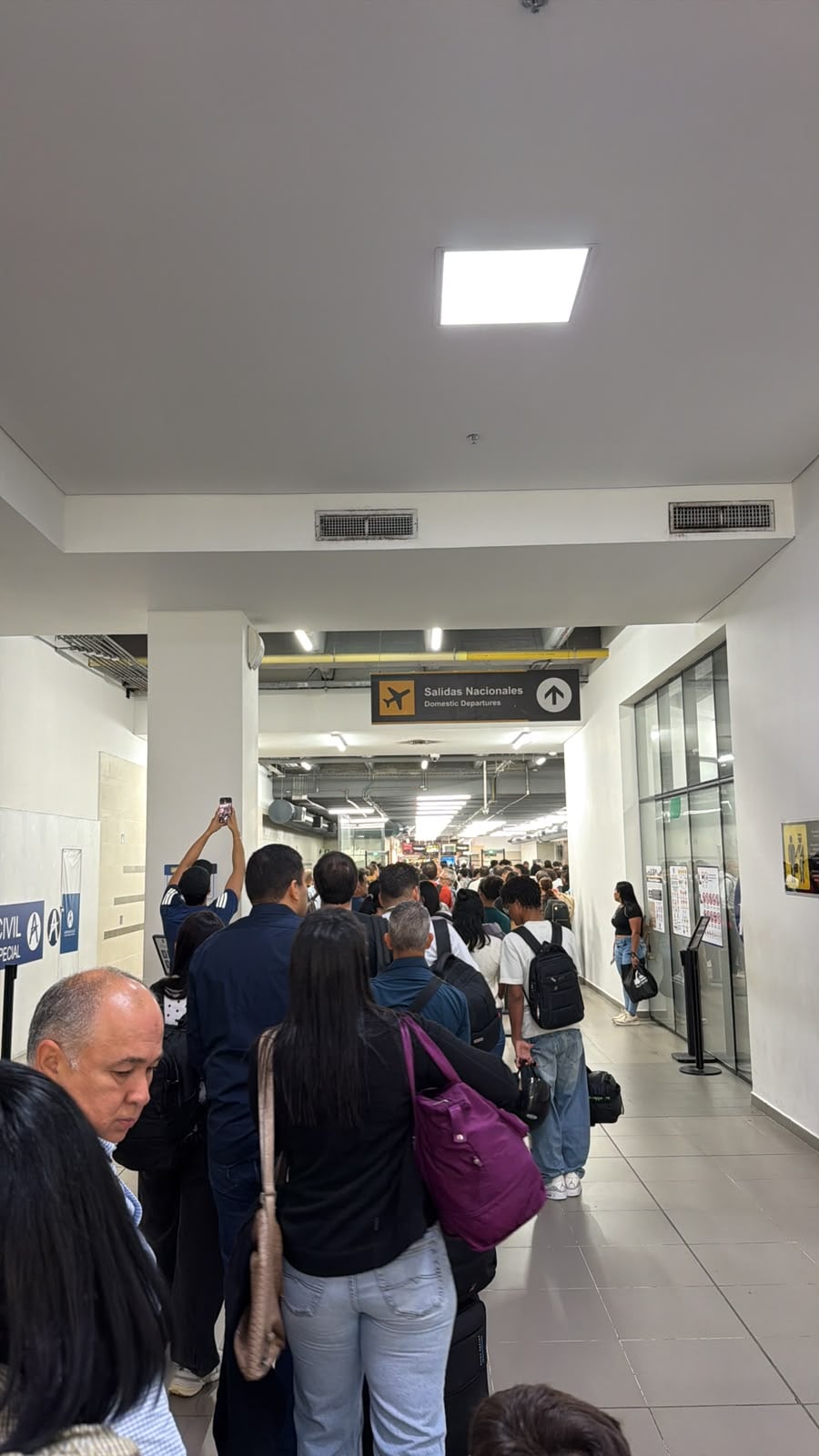 Largas filas en el aeropuerto Ernesto Cortissoz