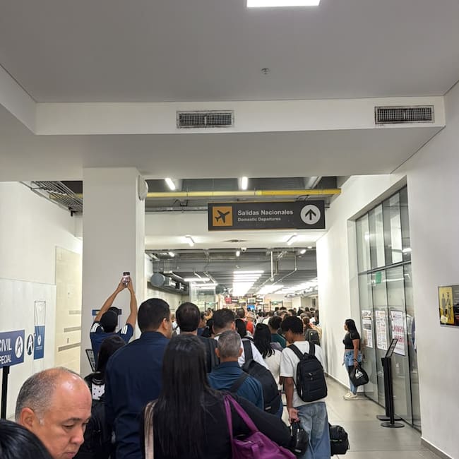 Largas filas en el aeropuerto Ernesto Cortissoz