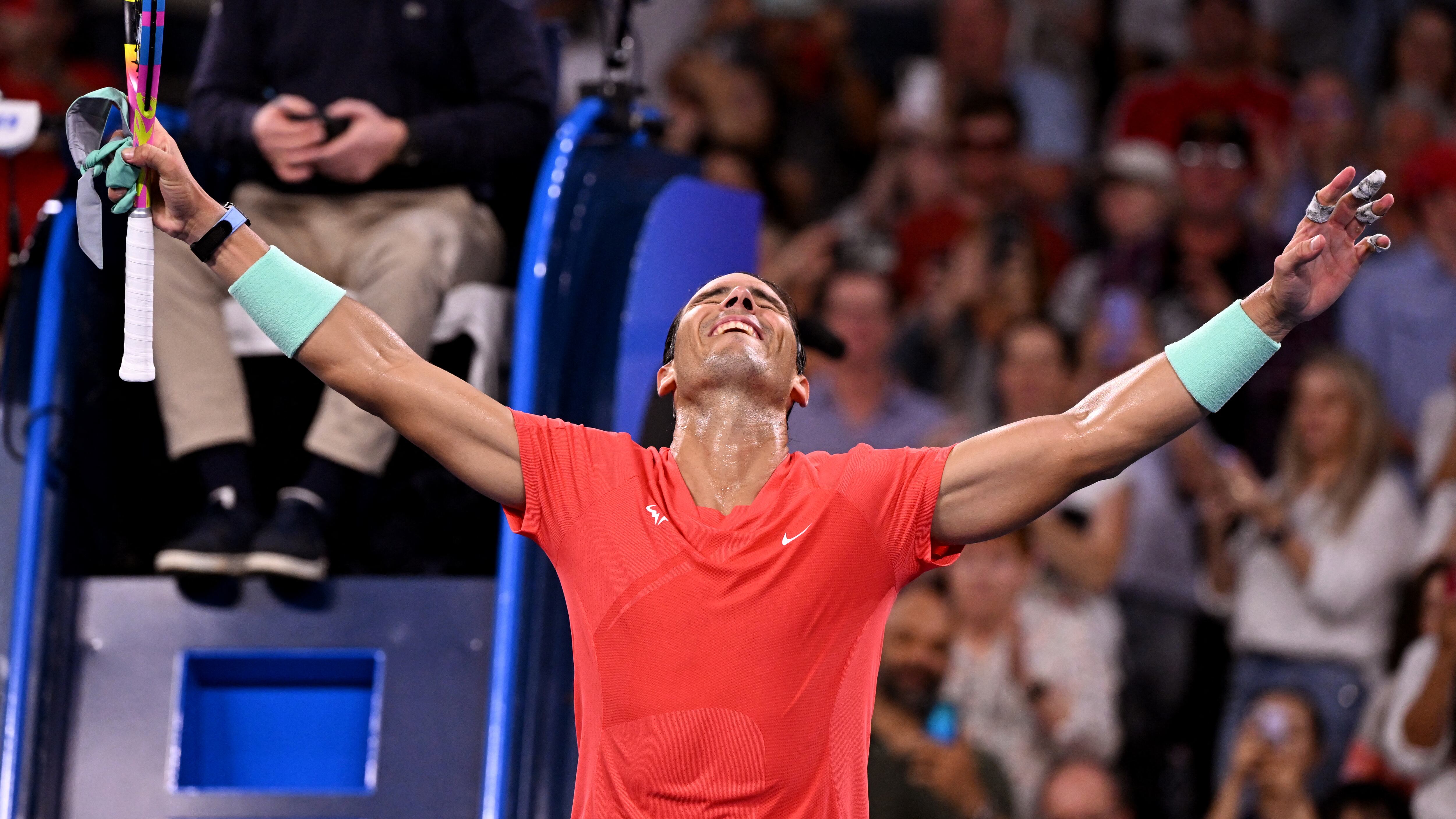 Rafael Nadal festeja su triunfo ante Dominic Thiem en Brisbane, primera victoria en el circuito después de más de 11 meses de ausencia. (Photo by WILLIAM WEST/AFP via Getty Images)