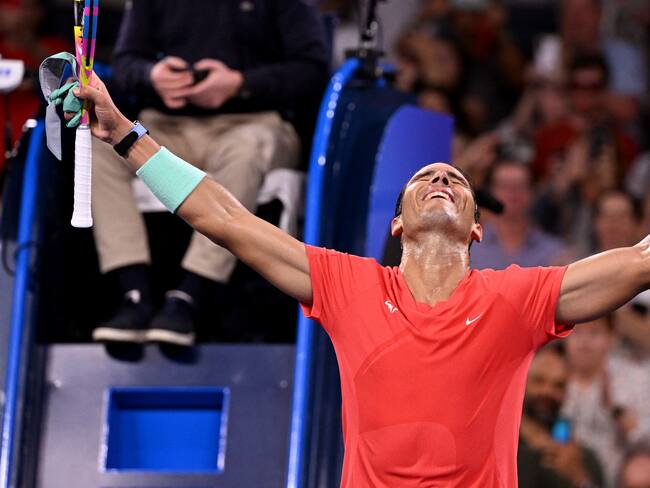 Rafael Nadal festeja su triunfo ante Dominic Thiem en Brisbane, primera victoria en el circuito después de más de 11 meses de ausencia. (Photo by WILLIAM WEST/AFP via Getty Images)
