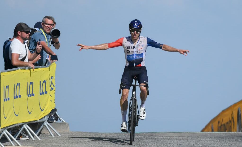 Michael Woods del Team Israel-Premier Tech celebra tras ganar al etapa 9 del Tour de Francia (Photo by David Ramos/Getty Images)