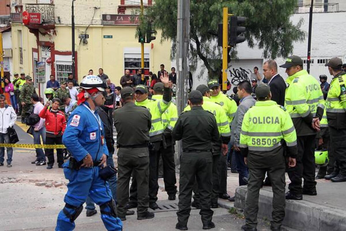 Un paquete sospechoso en el sector alertó a las autoridades que, cuando verificaron el contenido, hallaron una carga explosiva que contenía, entre otros elementos, metralla. Bomberos de Bogotá atendieron a los vecinos de varias viviendas aledañas que resultaron afectadas por la explosión controlada.