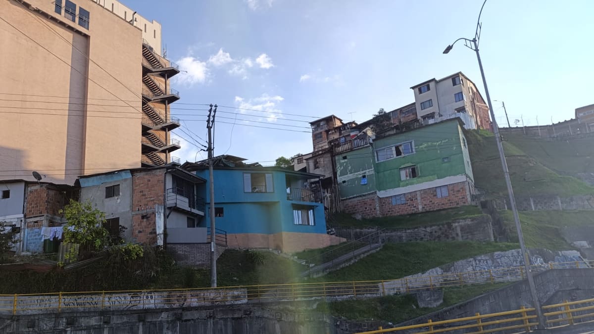 Las autoridades investigan la causa de la explosión de un artefacto en un barrio en Manizales