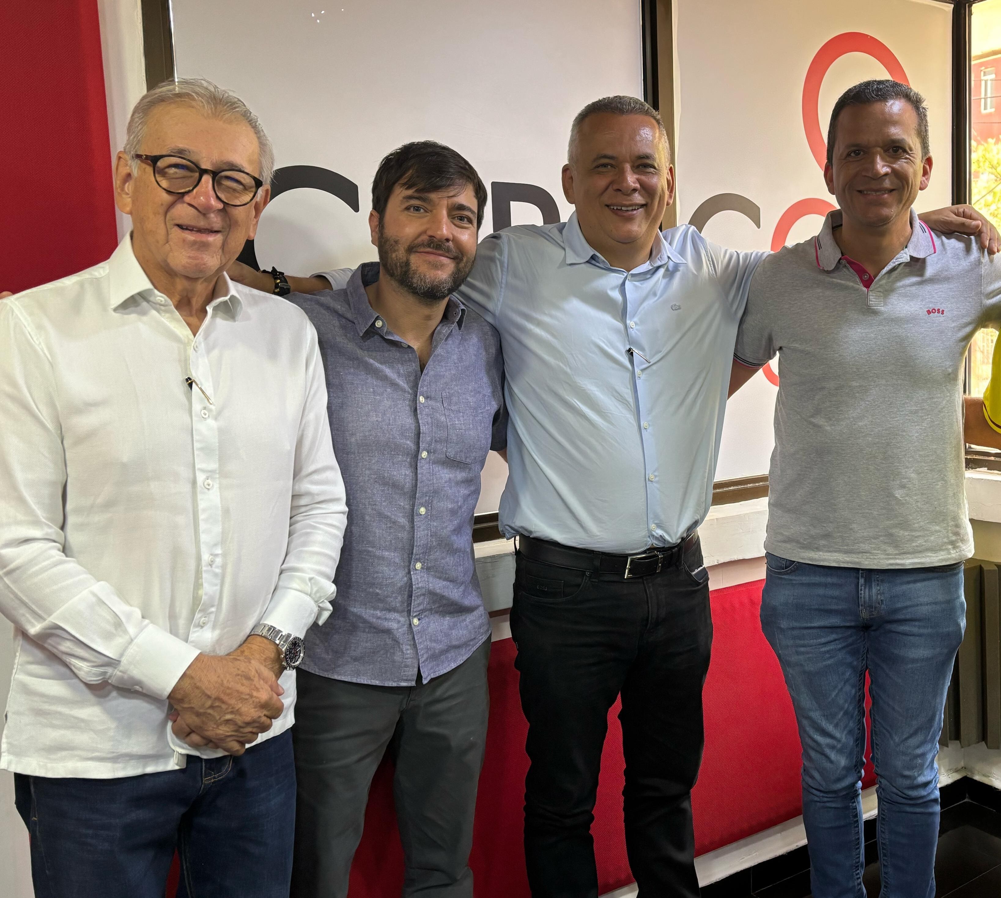 Exalcaldes en estudios de Caracol Radio.