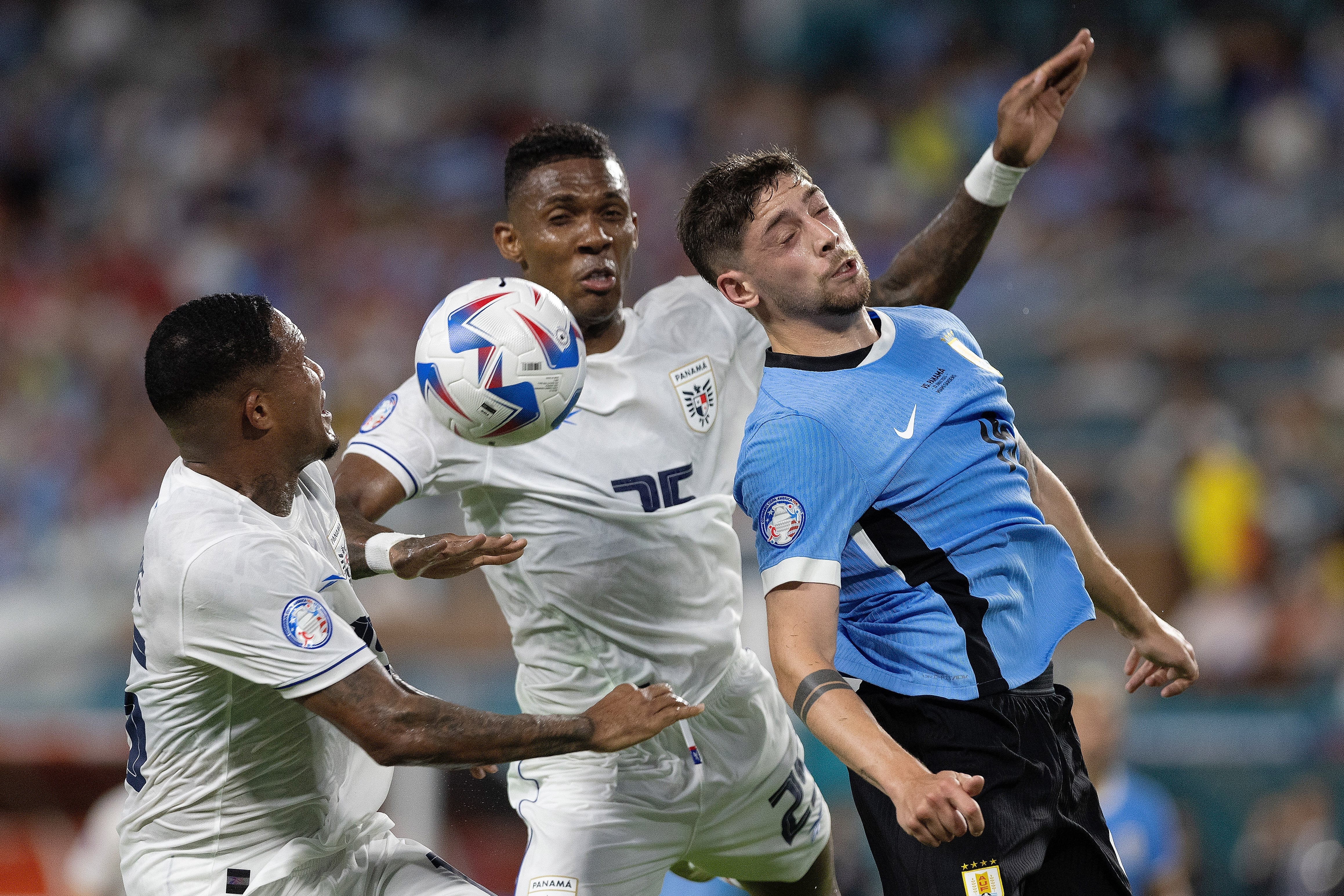 Miami (United States), 23/06/2024.- Panama defender Eric Davis (L) Panama defender Roderick Miller (C) and Uruguay midfielder Federico Valverde challenge for the ball during the first half of the CONMEBOL Copa America 2024 group C match between Uruguay and Panama, in Miami, Florida, USA 23 June 2024. EFE/EPA/CRISTOBAL HERRERA-ULASHKEVICH